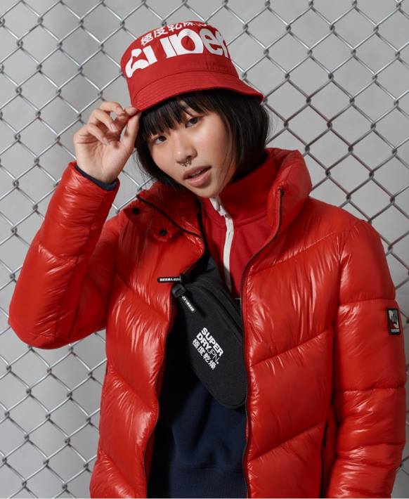 kadınlar Superdry kırmızı logosu kova şapka NNTB4328