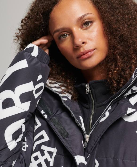 kadınlar Superdry siyah Her yeri baskılı uzun çizgi şişme ceket NNTB5653