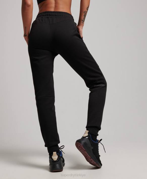 kadınlar Superdry siyah teknoloji koşucuları NNTB3921