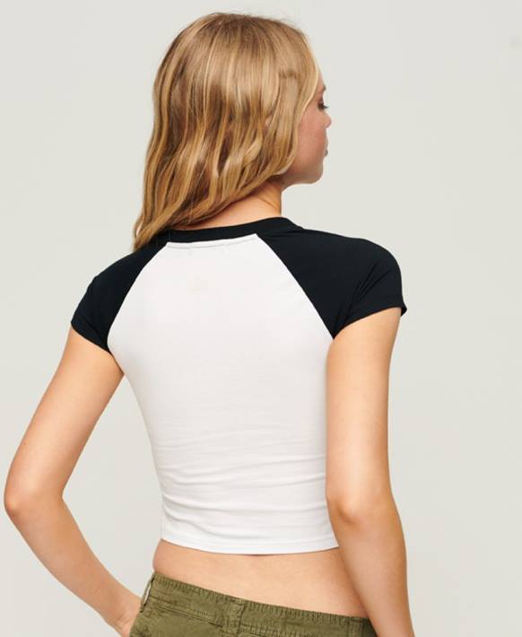 kadınlar Superdry beyaz kırpılmış beyzbol bebek tişörtü NNTB2152